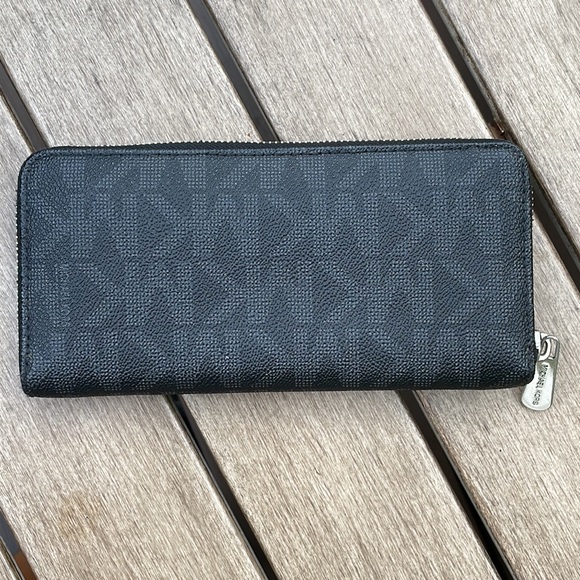 Michael Kors Mk Mono Wallet - Picture 3 of 8